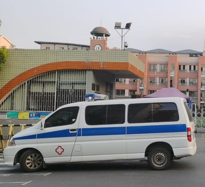 花都救护车出租护送骨折病人一公里多少钱